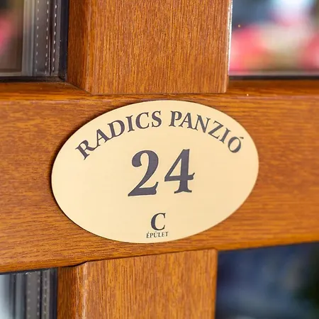 Radics Panzio Etterem Es Piheno Koezpont Pensjonat