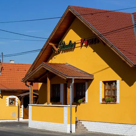 Radics Panzio Etterem Es Piheno Koezpont *