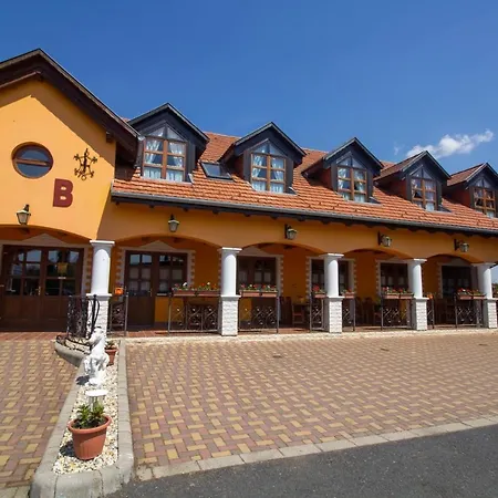 Radics Panzio Etterem Es Piheno Koezpont *
