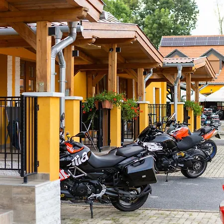 Gasthuis Radics Panzio Etterem Es Piheno Koezpont *
