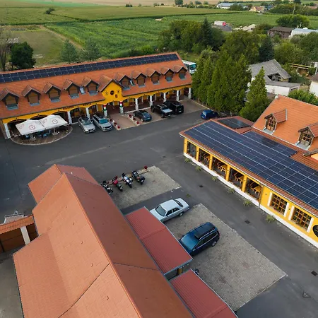 Gasthuis Radics Panzio Etterem Es Piheno Koezpont Letenye