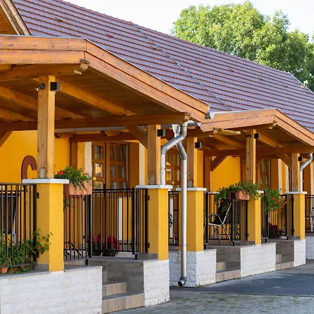 Gasthuis Radics Panzio Etterem Es Piheno Koezpont *