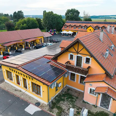 Gasthuis Radics Panzio Etterem Es Piheno Koezpont
