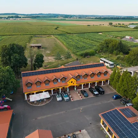 Radics Panzio Etterem Es Piheno Koezpont *